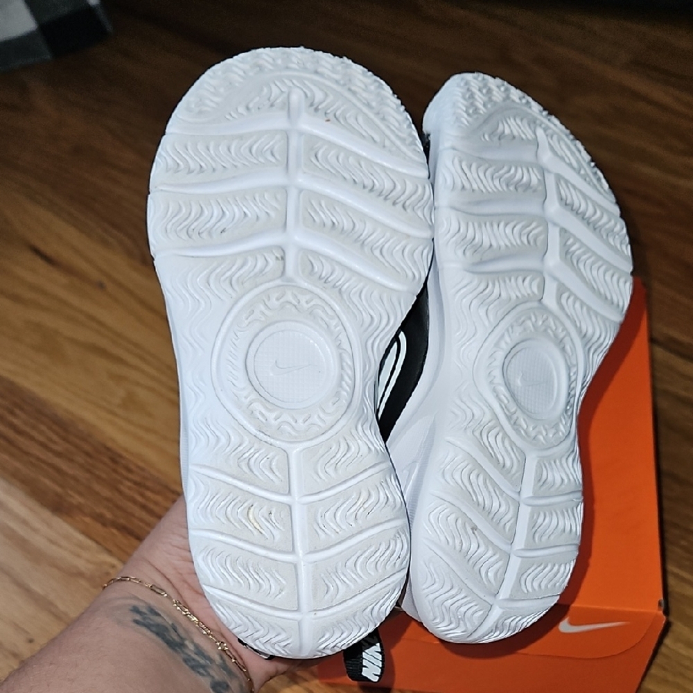 Nike Black and White Sneakers with Chunky Midsole - Picture 4 of 6